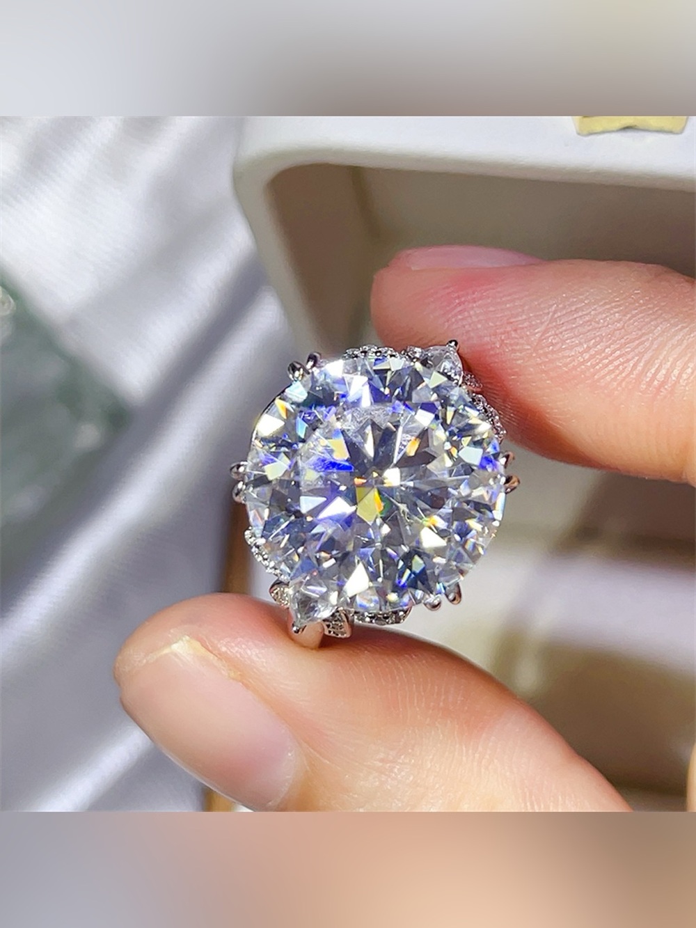 10 Carat Moissanite 925 Sterling Silver Ring - Picture 6 of 7